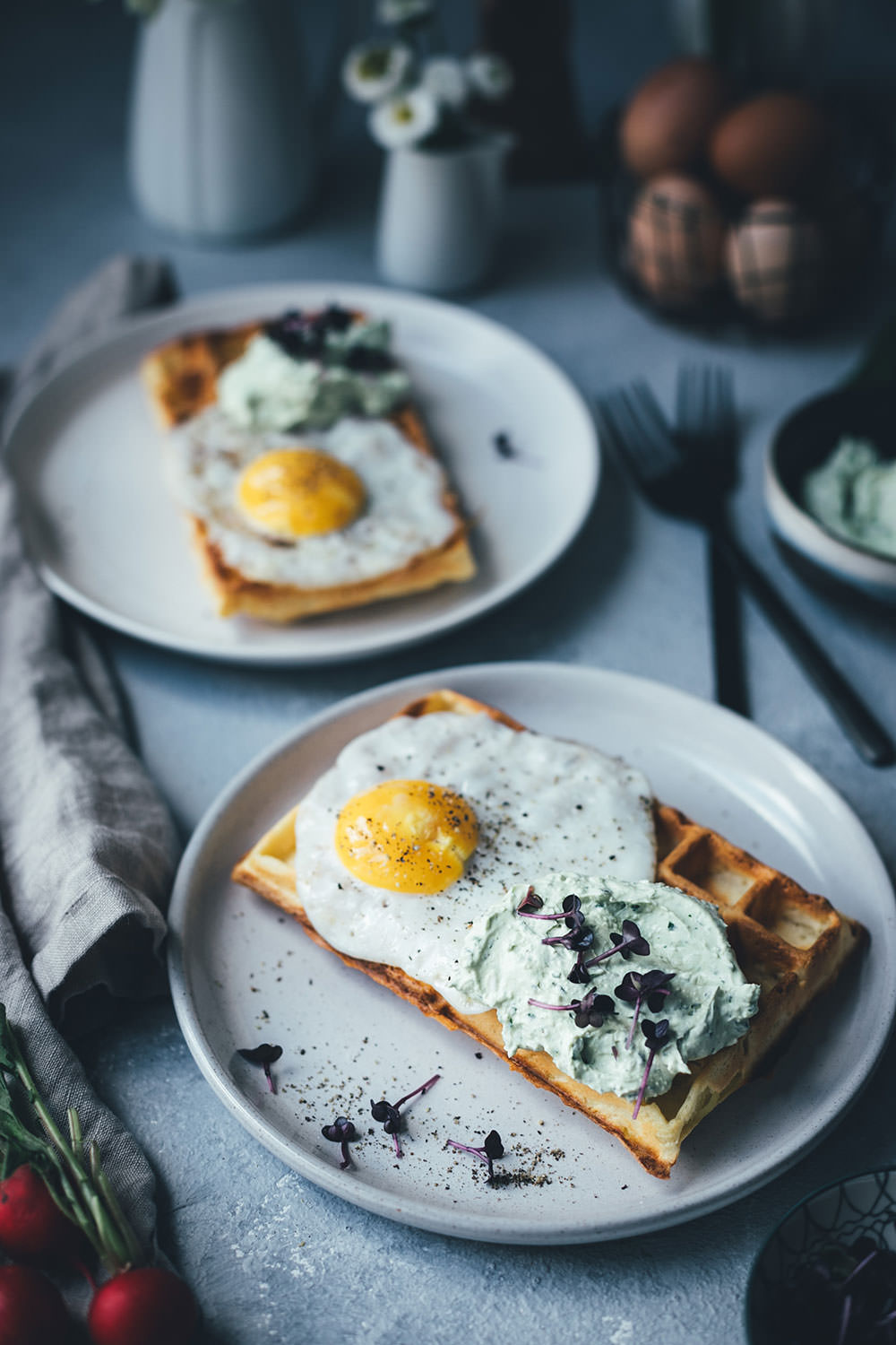 Recipe for savory potato waffles with fried egg and wild garlic feta dip | Foodblogger Easter brunch 2019